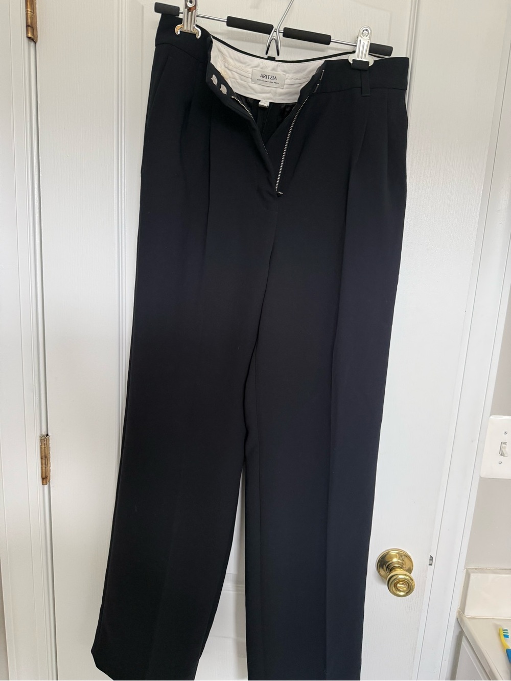 Aritzia Black Effortless Pant Crepette 8 Short